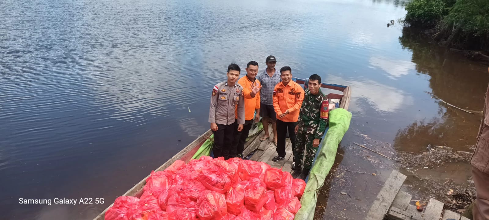 Danposramil 07/Teluk Keramat Bersama Forkopimcam Galing Salurkan Bantuan Korban Banjir