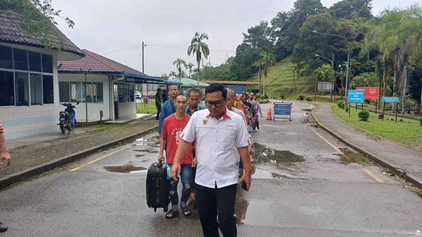 Jabatan Imigresen Malaysia Kembali Deportasi 81 WNI Bermasalah Melalui PLBN Entikong