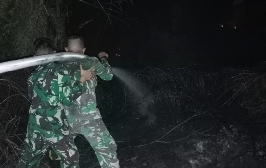 Prajurit Denmadam XII/Tpr Selamatkan Pemukiman dari Amukan Api di Bansir Darat